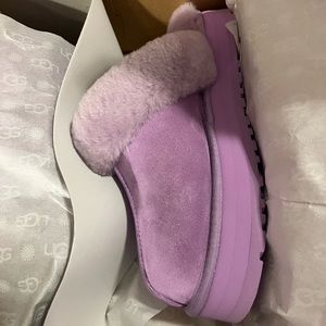 Selling brand new Uggs never worn size 9